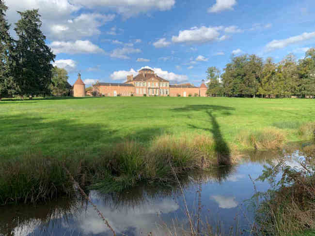 Château monument historique 700 m² à vendre au centre de la France Allier / Nièvre, chapelle, communs 1000 m²; parc 16 ha avec pièce d’eau, puits